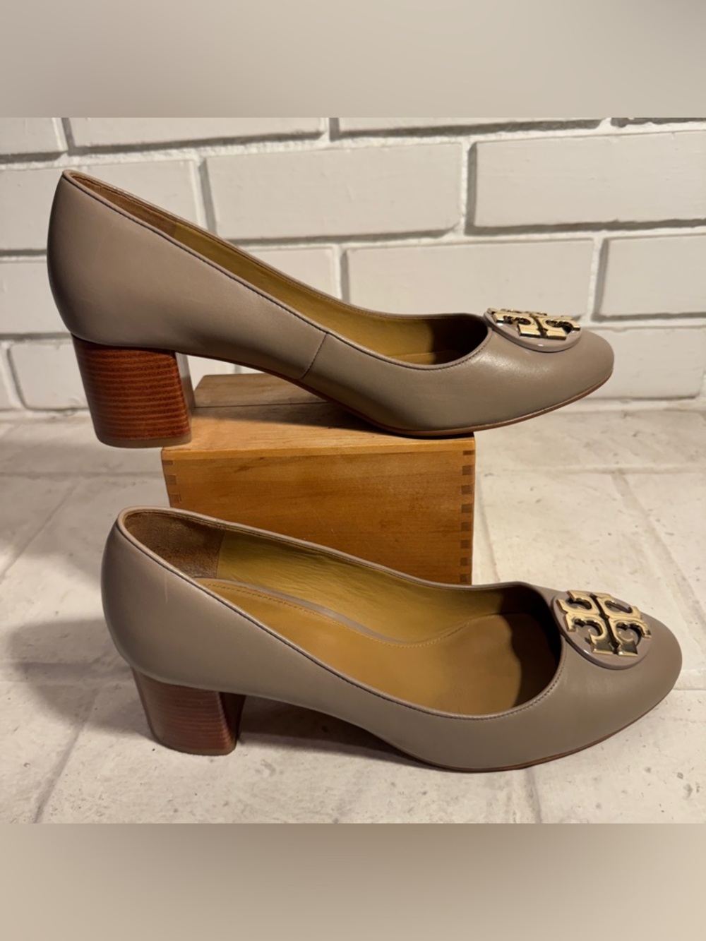 Tory Burch Claire 50mm Round Toe Pump French Gray Gold Size 10 - Picture 11 of 16